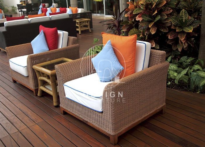 Outdoor cushions on wickle Furniture