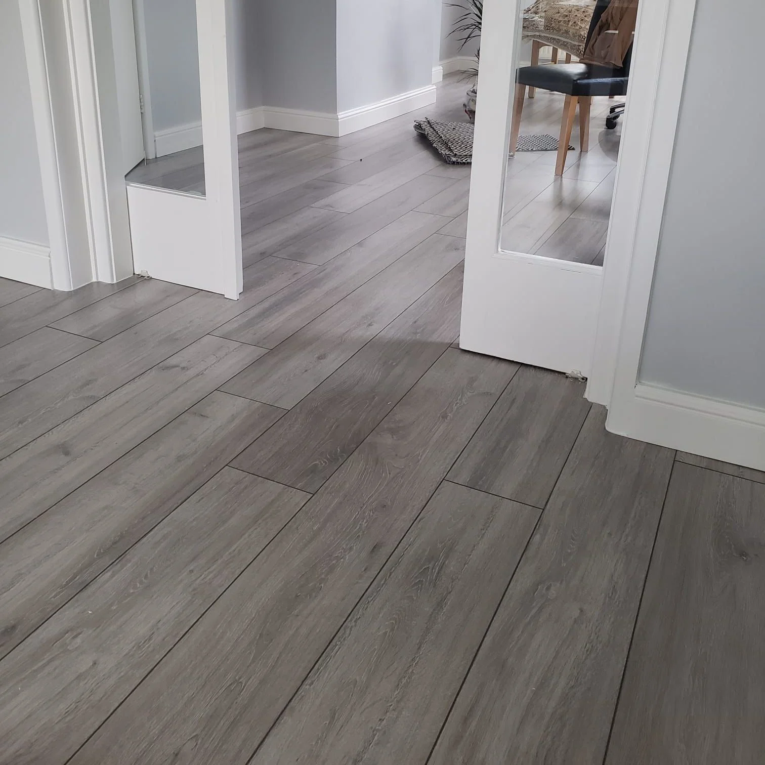 Modern Vinyl laminate Flooring Designs Dubai